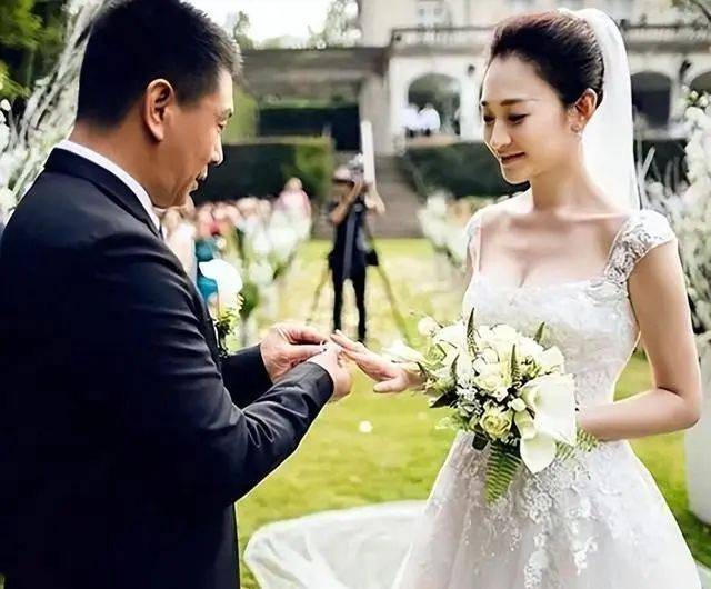 李小冉最终开了孙东海,但是另一位女星殷桃也遭受了与她同样的待遇.