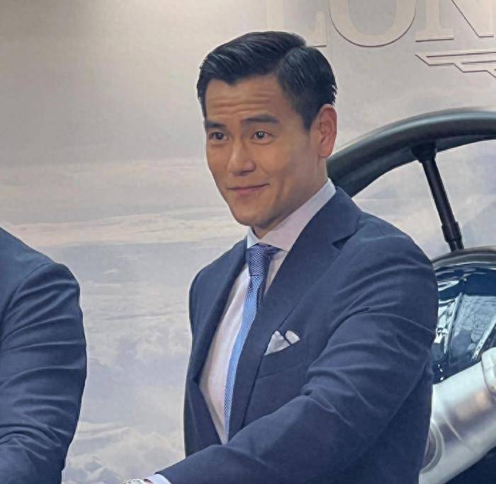 显然,随着彭于晏年龄的增长,不可能一直保持20多岁时的状态.