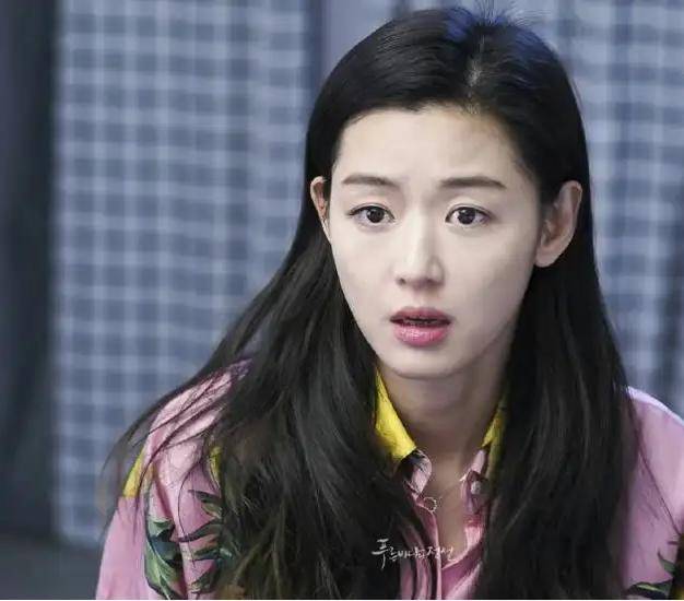 而90后的人喜欢看全智贤主演的剧情片《雪花秘扇》和犯罪动作片《盗贼