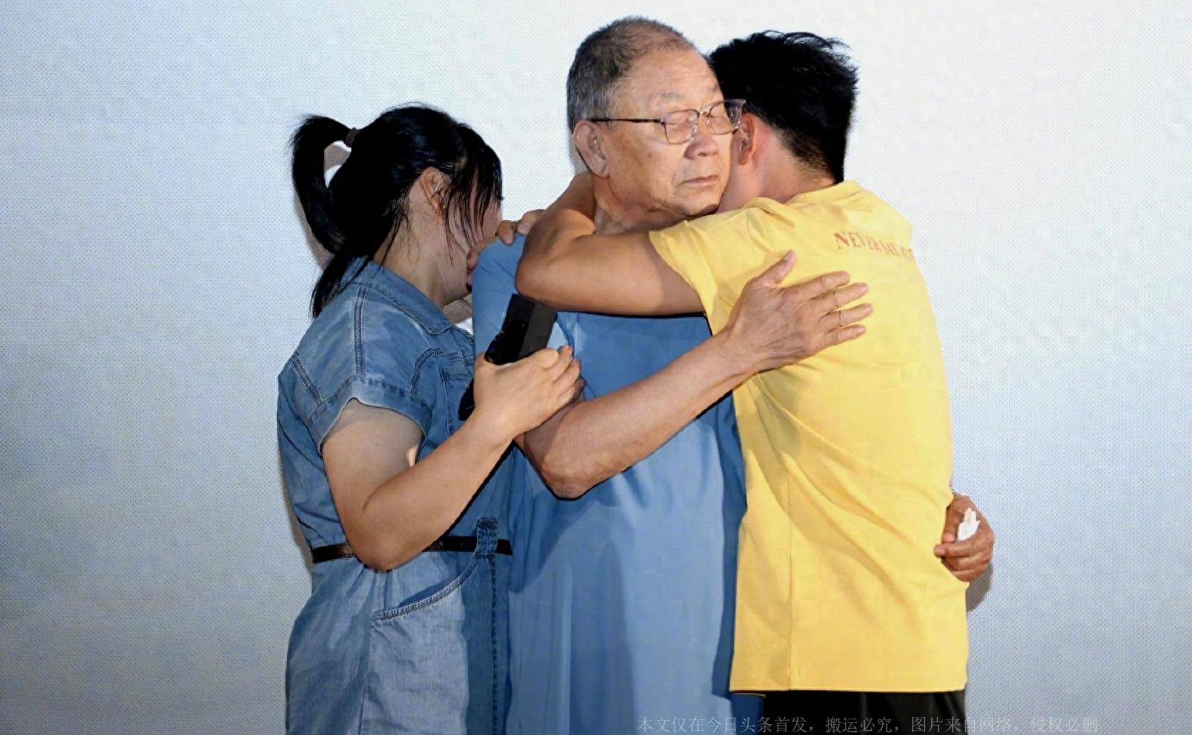 王宝强回老家工作,紧抱爸爸落泪,姐姐罕见现身,姐弟俩长得超像_父亲