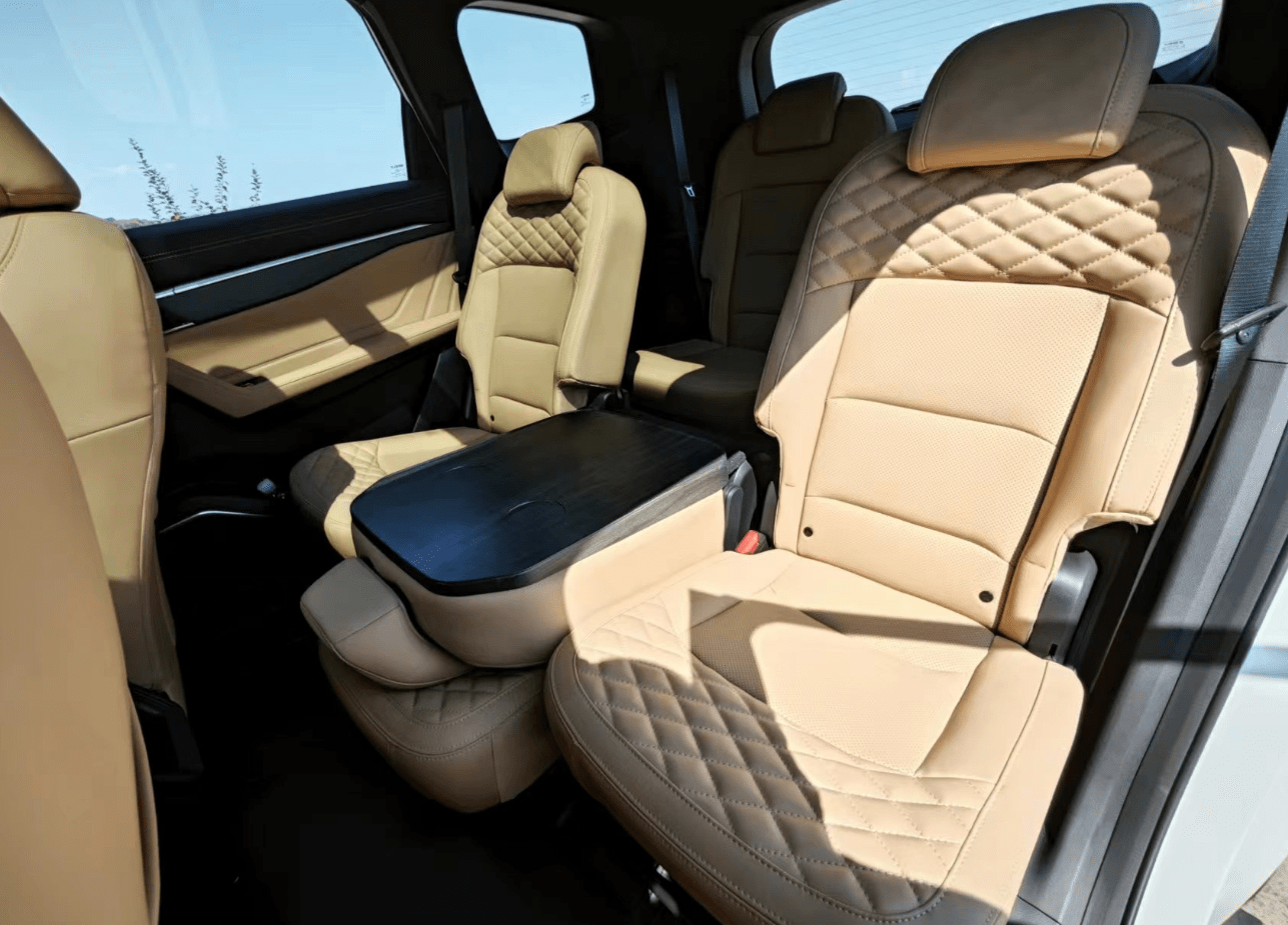 至于乘坐体验,豪越l并没有像是新势力那样使用航空座椅,但都可以独立