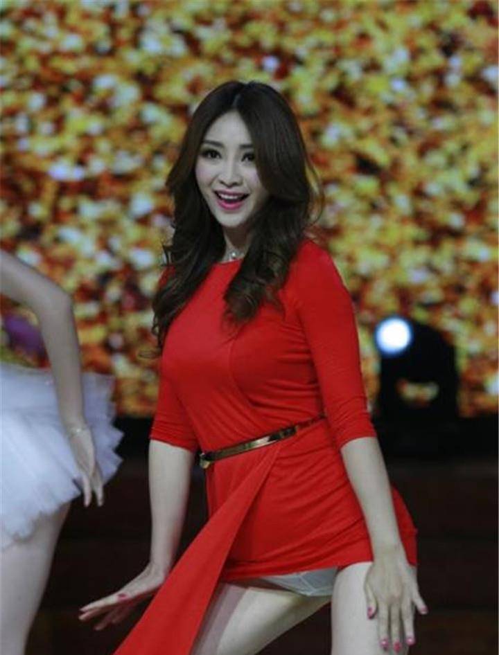 看到她做深蹲的时候,网友:这谁敢追_娱乐_明星_留言