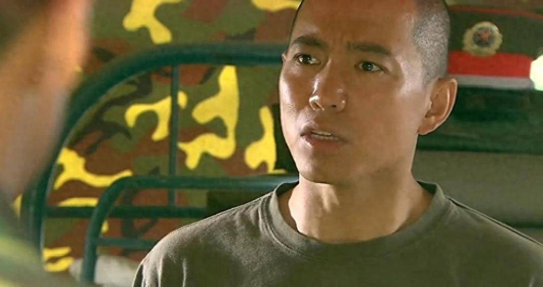 扮演主席的谷智鑫34岁被马踩，变身废人，怀孕8年的老婆在他身上拉屎撒尿