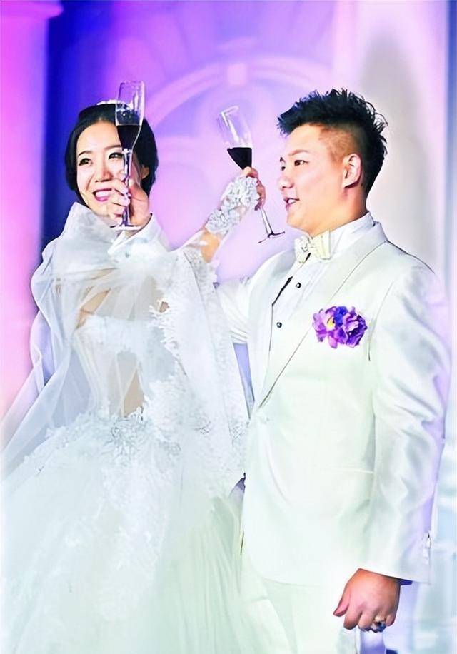 陈一冰妻子惊艳亮相姚基金慈善赛红毯!_单竞_支持_女儿