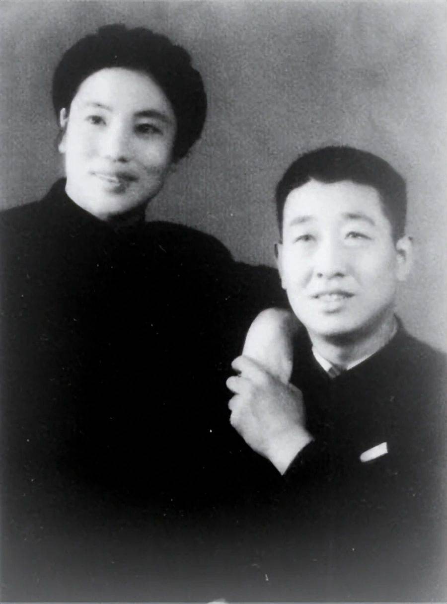 (常香玉与陈宪章)1944年,21岁的常香玉与27岁的陈宪章结婚了.