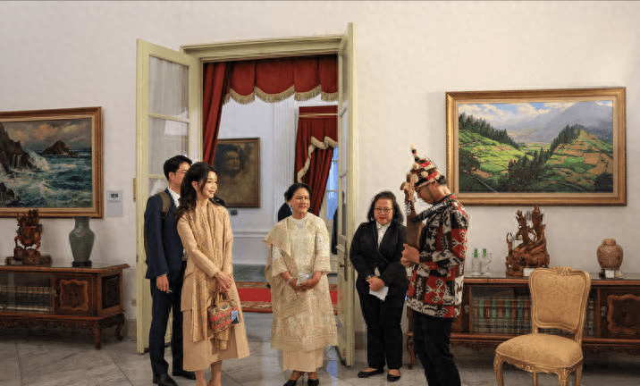印度尼西亚总统夫人陪同金建希出访.