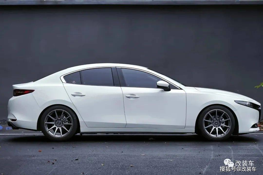 白武士"姿态风的马自达昂克赛拉,星之卡比的涂装很"斩女"_搜狐汽车