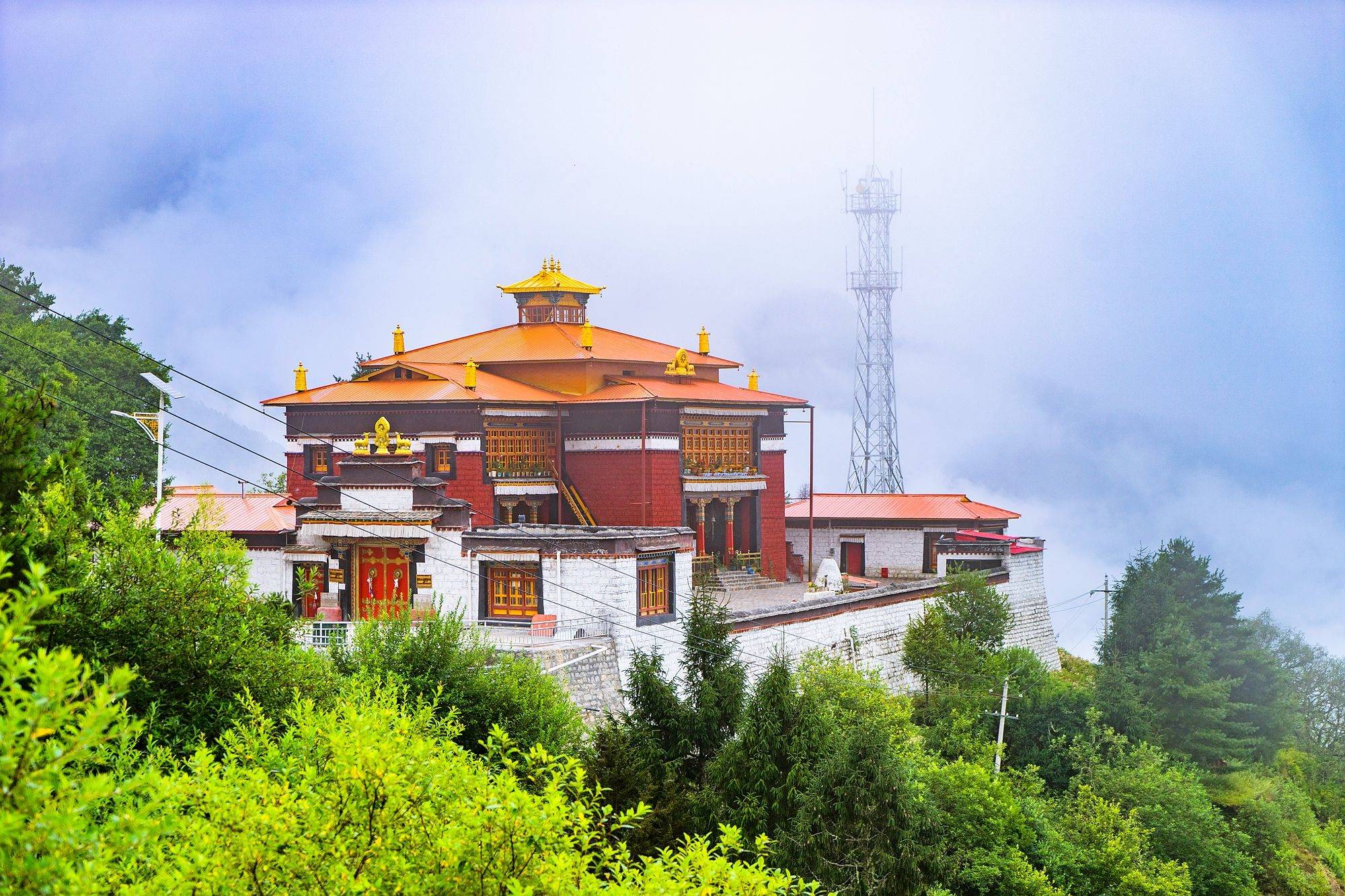 中印边境上的寺院,位于半山腰之中,充满神秘