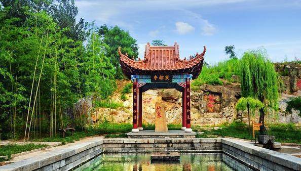 这个山村,就是临沂市的"竹泉村",它地处于临沂市沂南县铜井镇,是一座