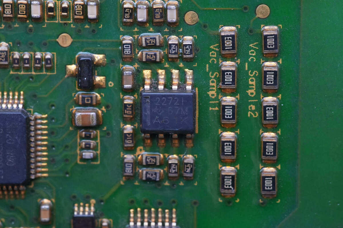 在dsp芯片一侧是一颗双运放,来自ti德州仪器,型号tlc2272,是一颗双路