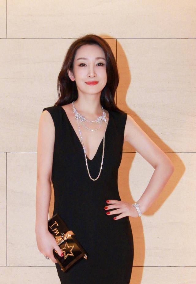 41岁秦海璐越发丰满,罕见穿深v领鱼尾裙,凹凸身材好迷人_经典_气质