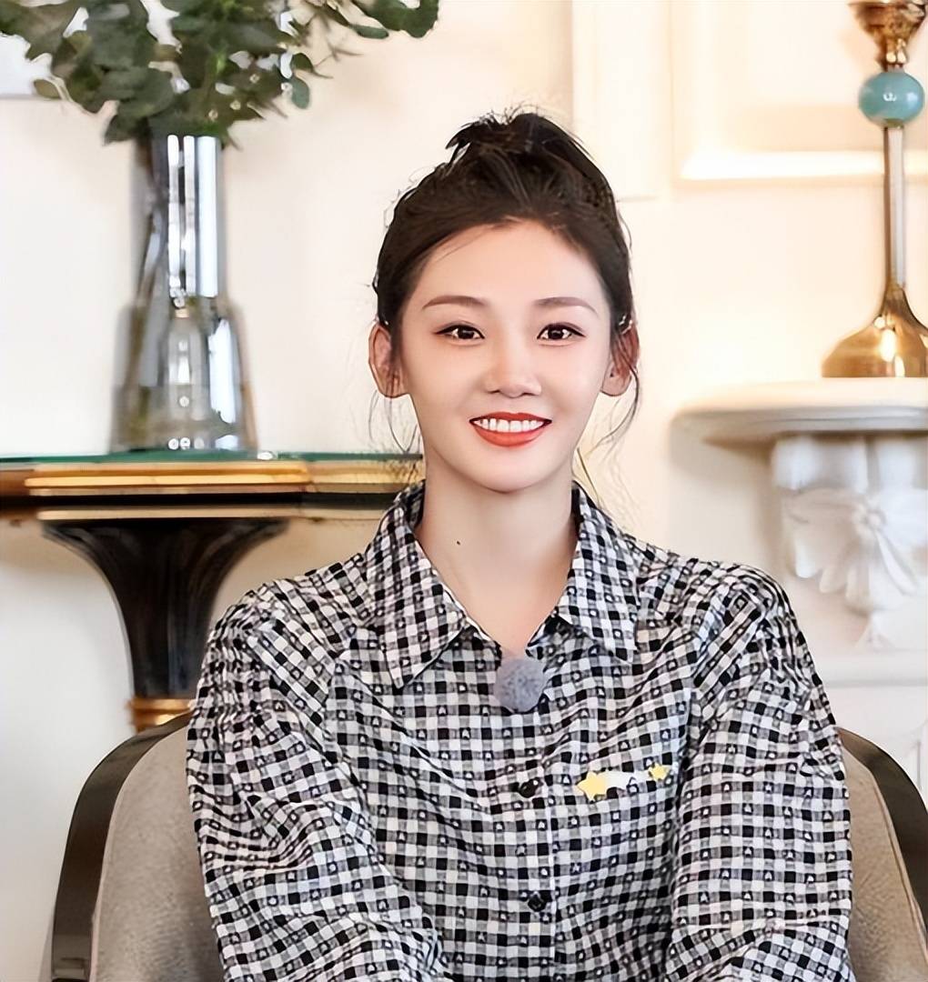 三胎宝宝满月足迹疑曝光,苗苗被嘲是生育机器,郑恺毫无私人空间_郑凯