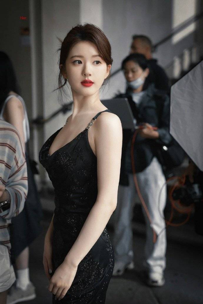 赵露思在米兰时装周上的星空黑色低胸打扮,神秘而高贵,让人难以抗拒