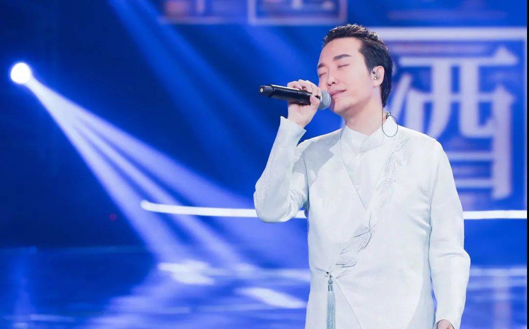 李玉刚:曾跳河自尽,险些被京剧圈"封杀",红极一时被曝出家,如今怎么样