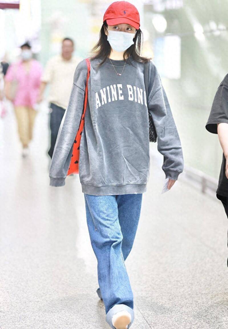 周雨彤机场场景:灰色衬衫搭配牛仔裤,休闲时尚还不够!_经典_帆布鞋