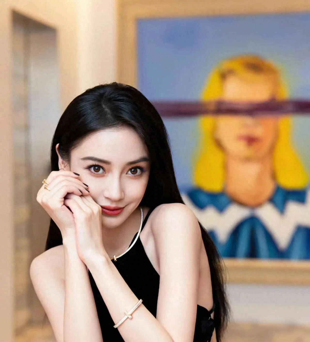 杨颖宝宝穿着有领长裙,背影徜徉在绿色田野里,像精灵在森林里_夏日