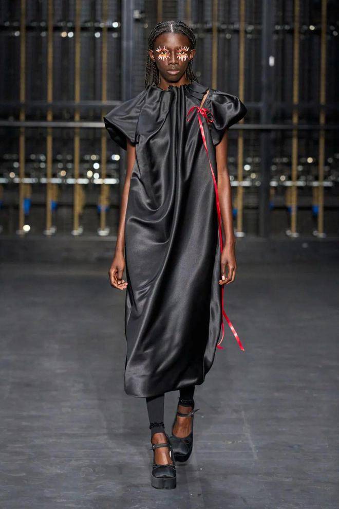 伦敦时装周 | 一招致胜的时髦法,拼的全是"心机"_系列_元素_品牌