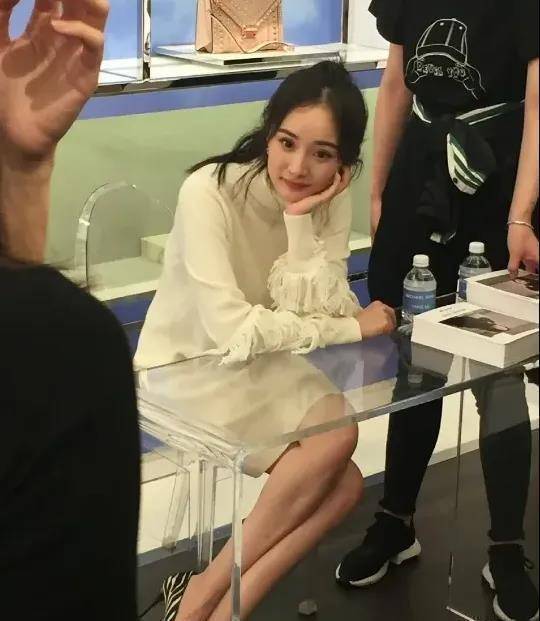 杨幂穿超短裙出席活动,坐透明凳子的姿势火了,一般女生学不来_情商