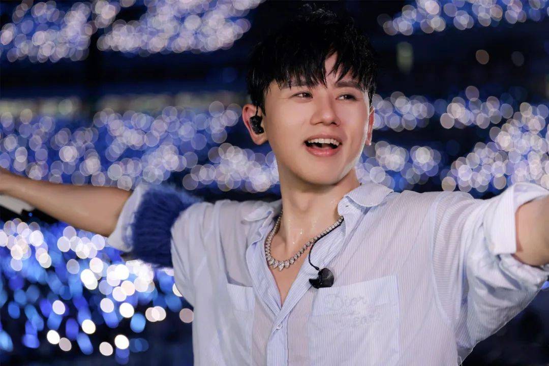 在结束玩耍之后,张杰没有像很多忙碌的父亲一样急着赶回家,他反而耐心