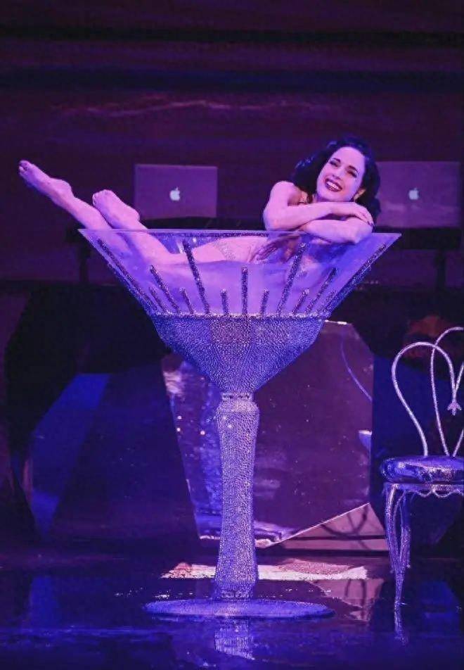 提到《crisis what crisis》和疯马秀,人们不禁想起一个名字——dita