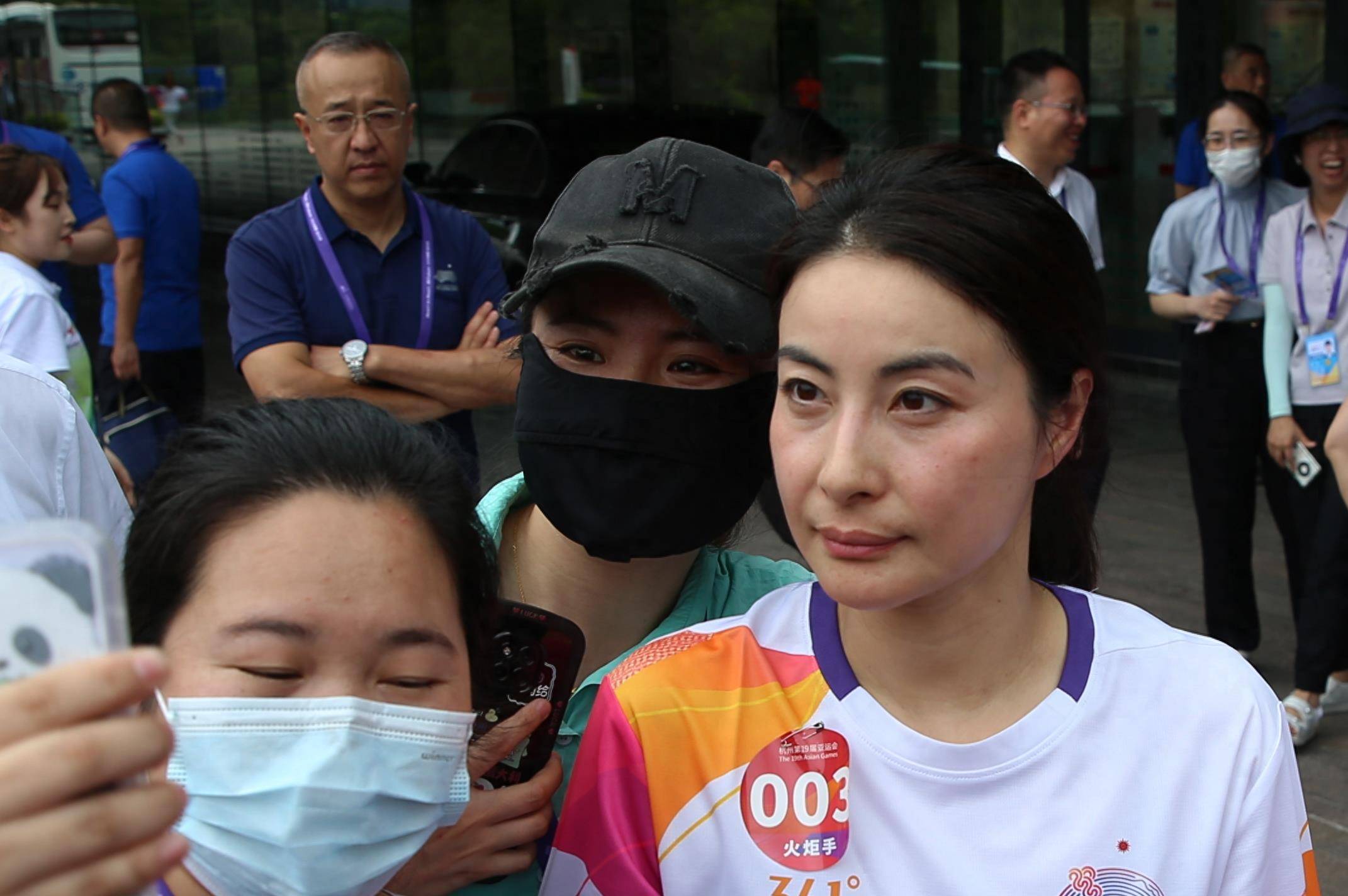 合影其实我在现场看到郭晶晶的皮肤只是一个正常人,作为41年龄的人