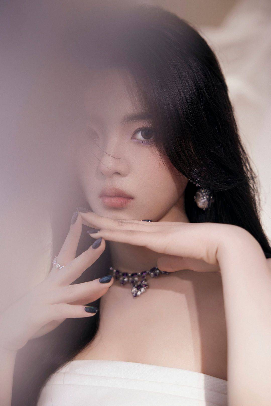 【杨超越性感写真美图】抹胸白裙,亭亭如立,如含苞待放的百合花_品牌