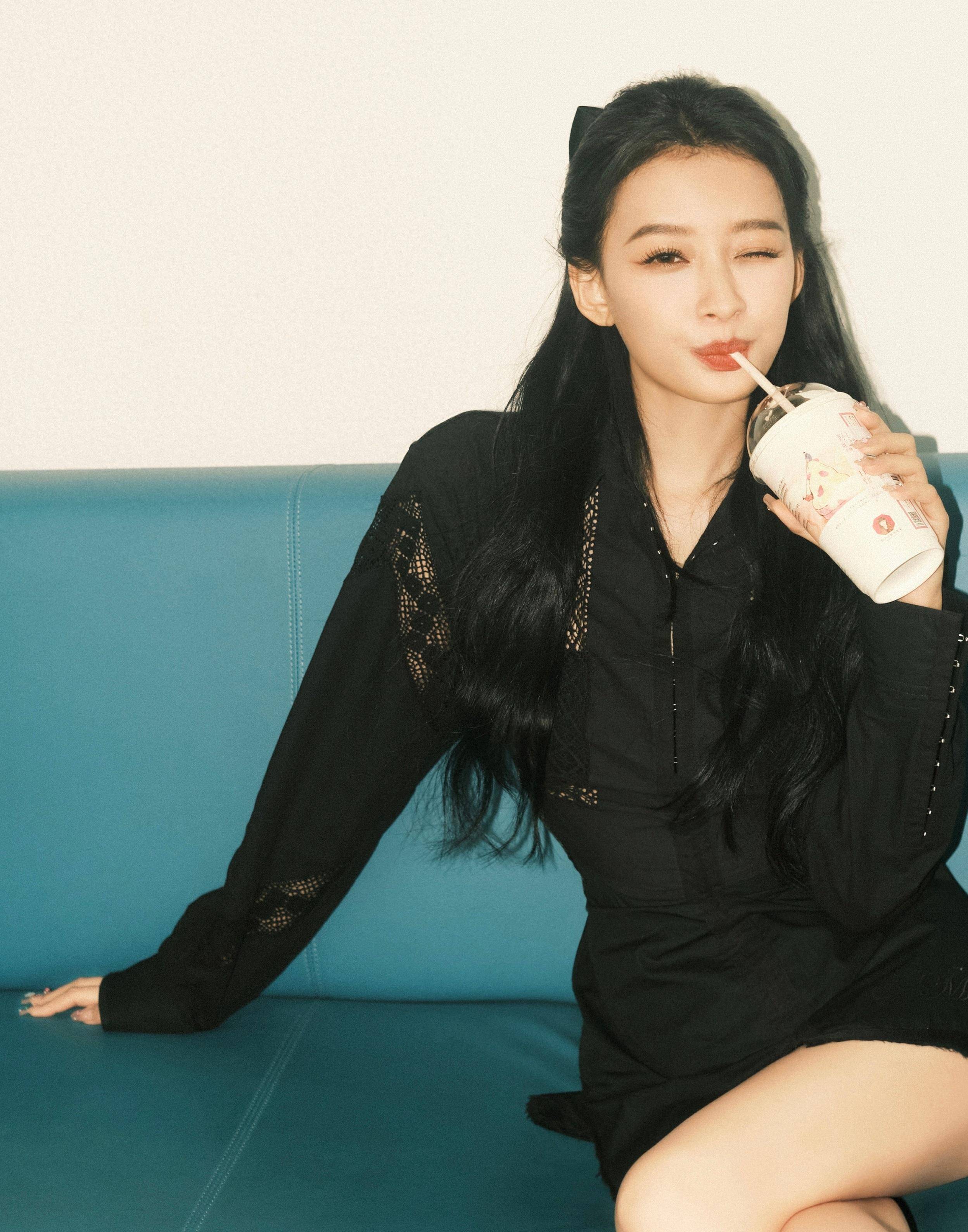 孙怡的镂空黑裙优雅迷人_黑色_设计_连衣裙