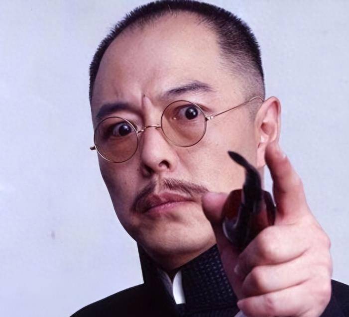 "皇阿玛"张铁林:情断八任后皈依佛门,是看破红尘还是因果报应_沈丹萍