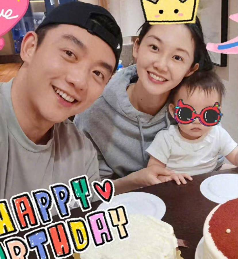 名字也曝光,郑恺满脸笑容,眼神却已无光_生活_vlog_开心