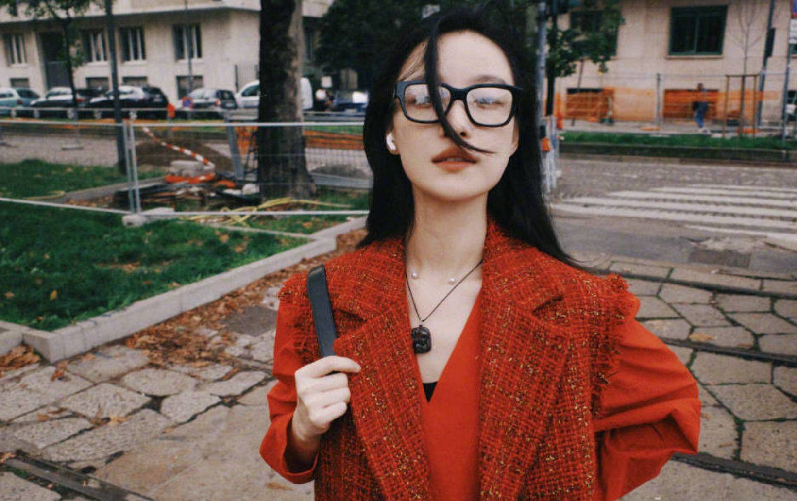 倪妮黑框眼镜配红裙明媚文艺 街头奔跑温柔灵动_魅力_照片_中国