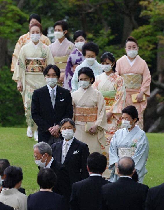 日本皇室举办春季游园会,雅子女王一袭浅蓝色和服亮相,柔和优雅_穿着
