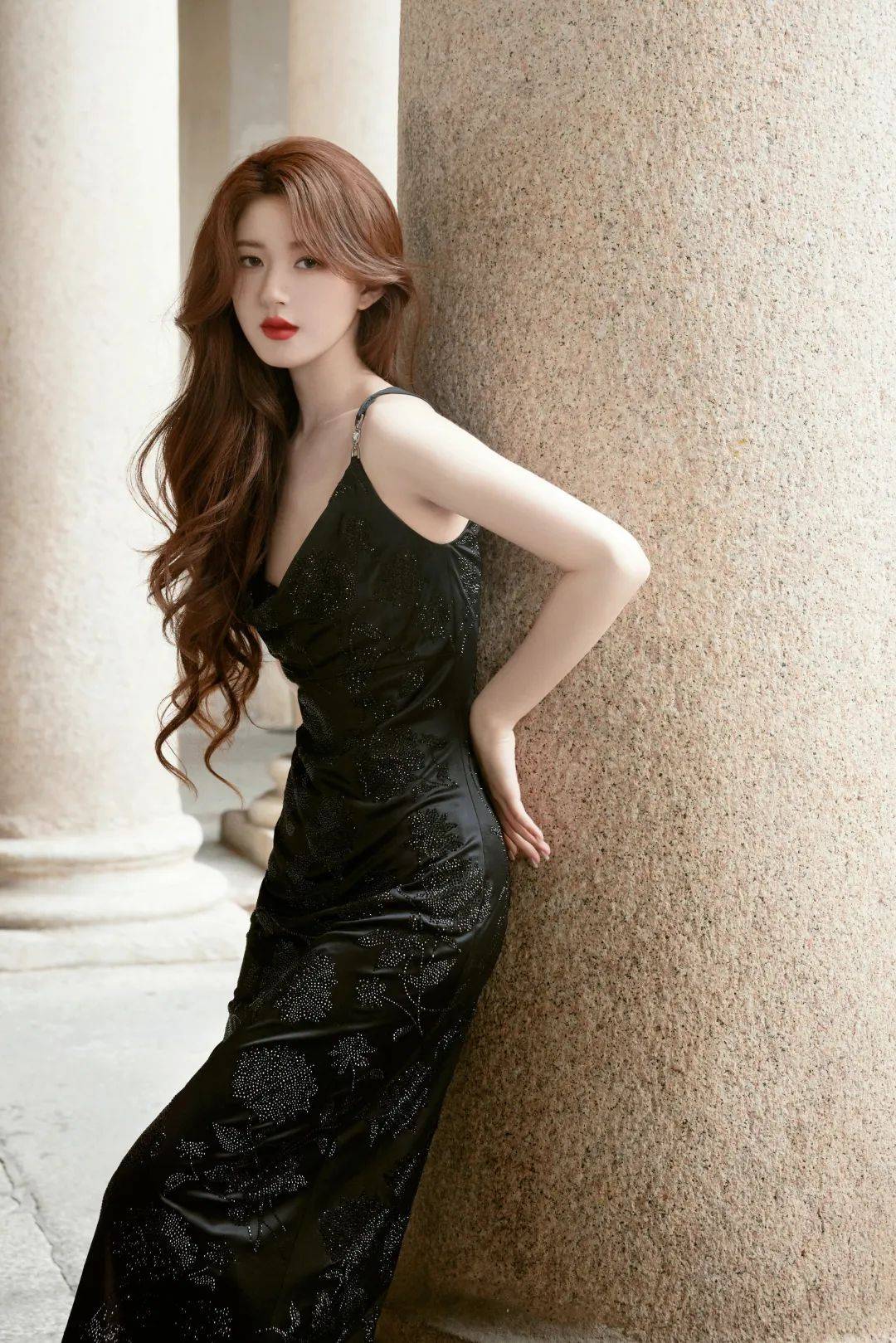 【赵露思性感写真美图】黑色吊带裙,明艳绝美,惊艳米兰时装周