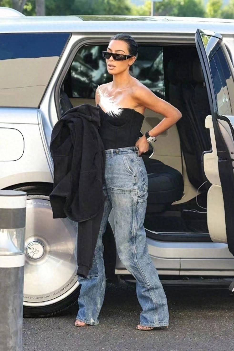近日,金卡戴珊就身穿抹胸搭配牛仔裤,高调