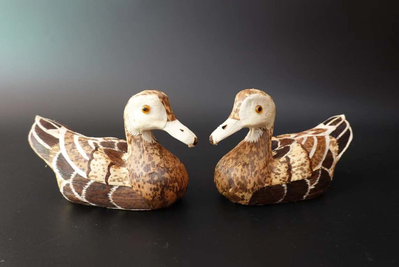 1996年,葛桂菊进入磐安县华隆工艺品厂学习制作竹制工艺品,一开始用