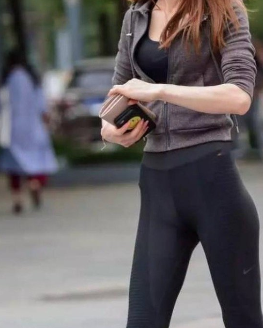 高又显瘦,金属腰带提高腰线之余彰显摇滚重金属气息,搭配澄蓝马甲背心