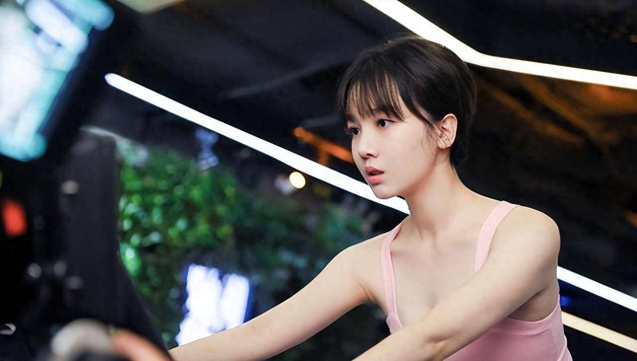 因发育过猛,无缘国家游泳队,4位转战娱乐圈的美女运动员_刘轩_左小青