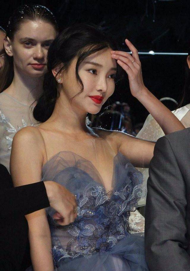 不但在剧中一出场,便被杜汶泽奉为女神,更引来观众称赞,直呼被童菲