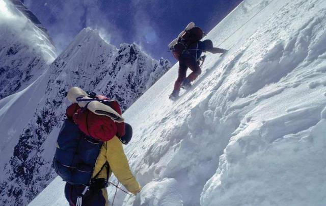 临死前乞求不要留下她,现冰封22年成登山指示牌