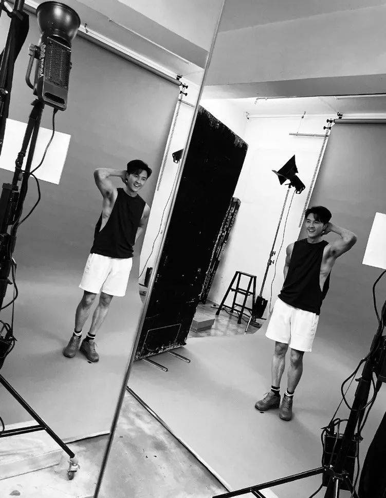 40岁王浩信晒健硕身材照,腰间零赘肉,肌肉线条媲美"小鲜肉"_健身