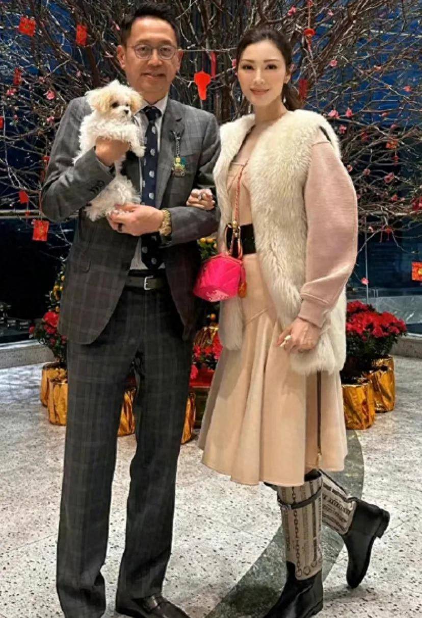 李嘉欣跟刘亦菲一样,仗着人美随便穿,衣品真的是一言难尽_香港_审美
