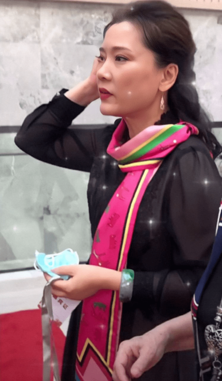 何赛飞太实在,穿普通衣服还素颜不施粉黛,有老人真实感反倒优雅_显得