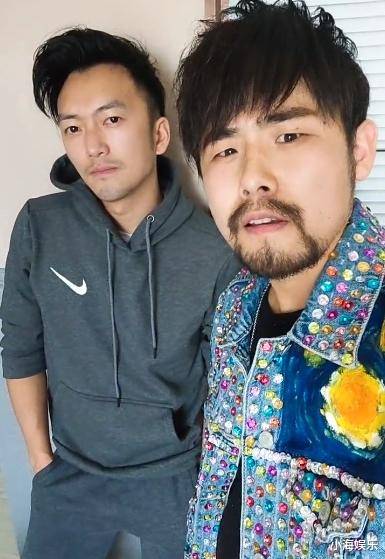 如今已经是名气在外,经常借一些小型商演,可以说凭借模仿周杰伦赚的盆