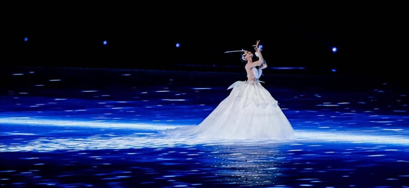 穿白裙仙气十足,被赞跳进了心里了_骆文博_杭州_梦幻