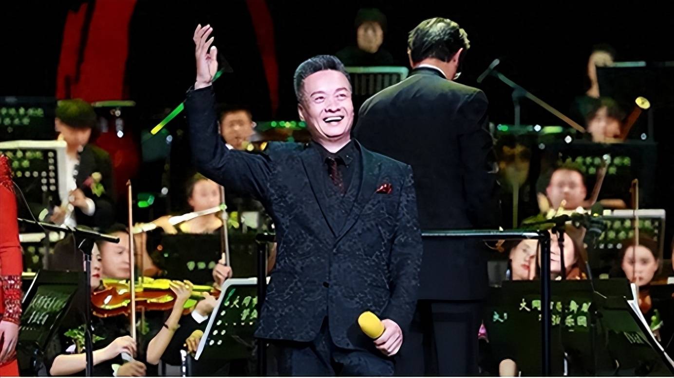 身穿"贵衣"都被贴在了阎维文老师的身上.