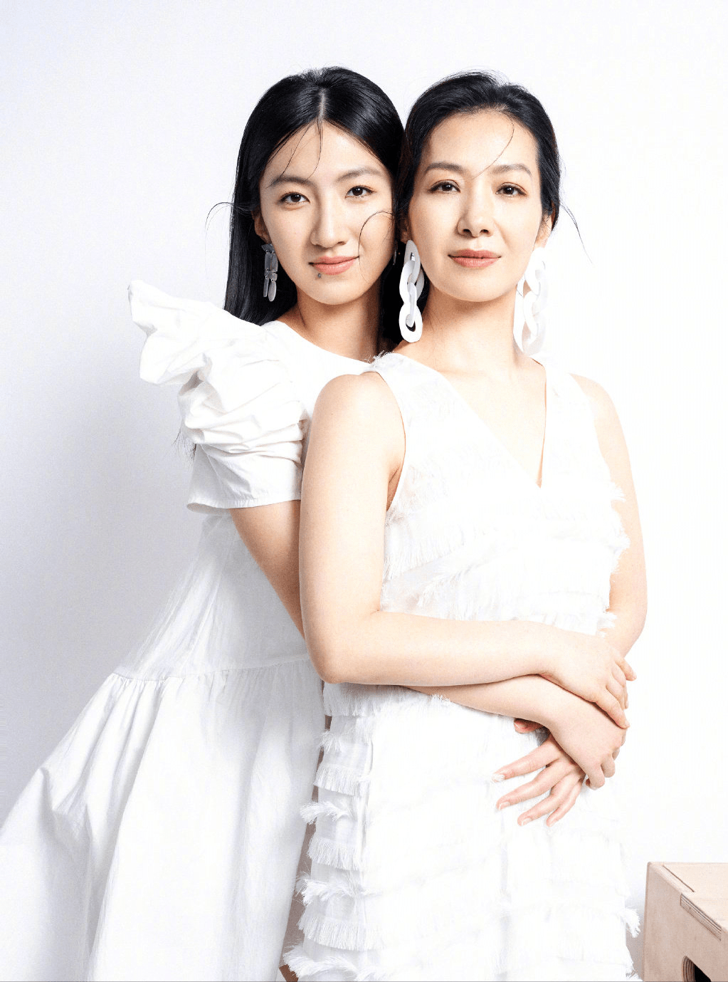 胡军之子胡皓康跟妈妈,姐姐拍大片,姐姐九儿长腿抢镜_时尚_白色_黑色