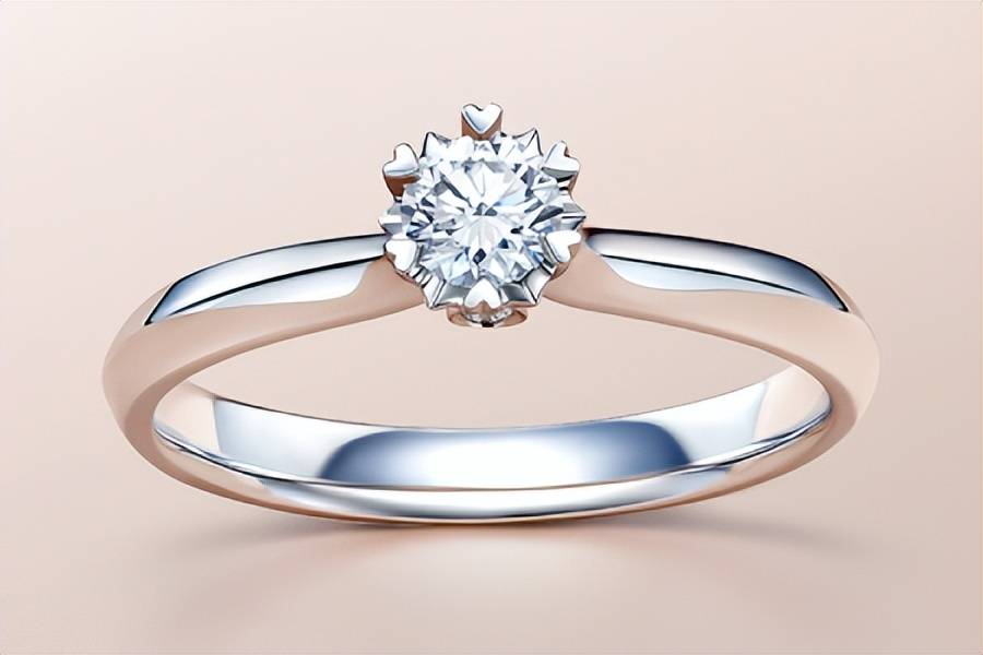 五爪镶嵌字母e是verlasting的缩写,钻戒寓意无限的爱;六爪镶是皇冠镶