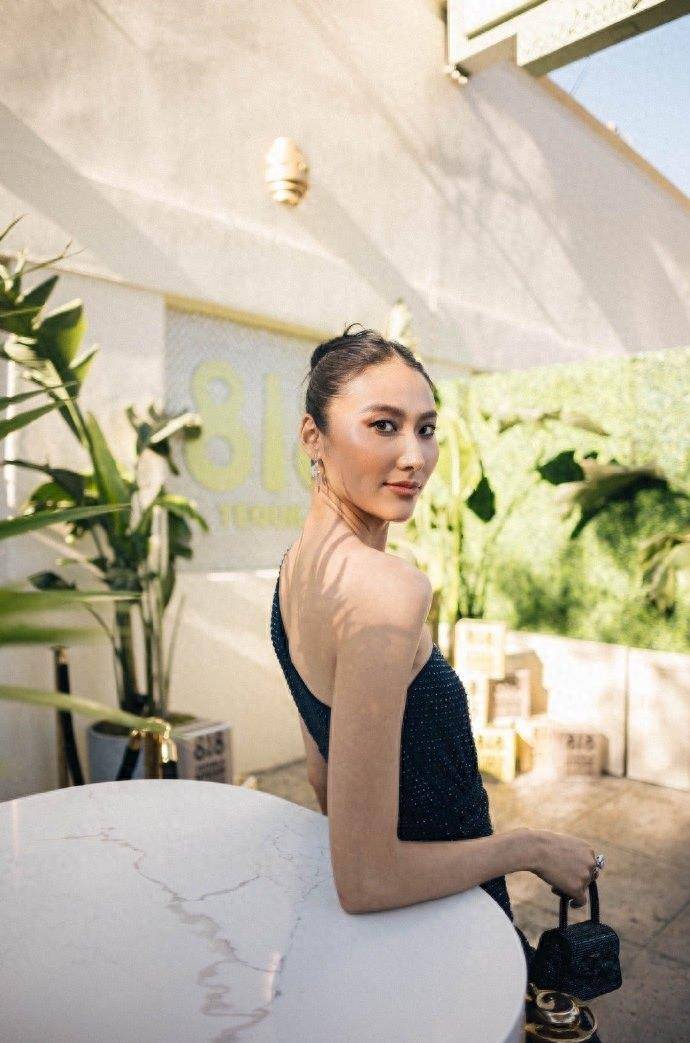 超模王诗晴一袭黑衣,酷少女风打扮,秀出美腰大长腿_照片_黑色_裙子