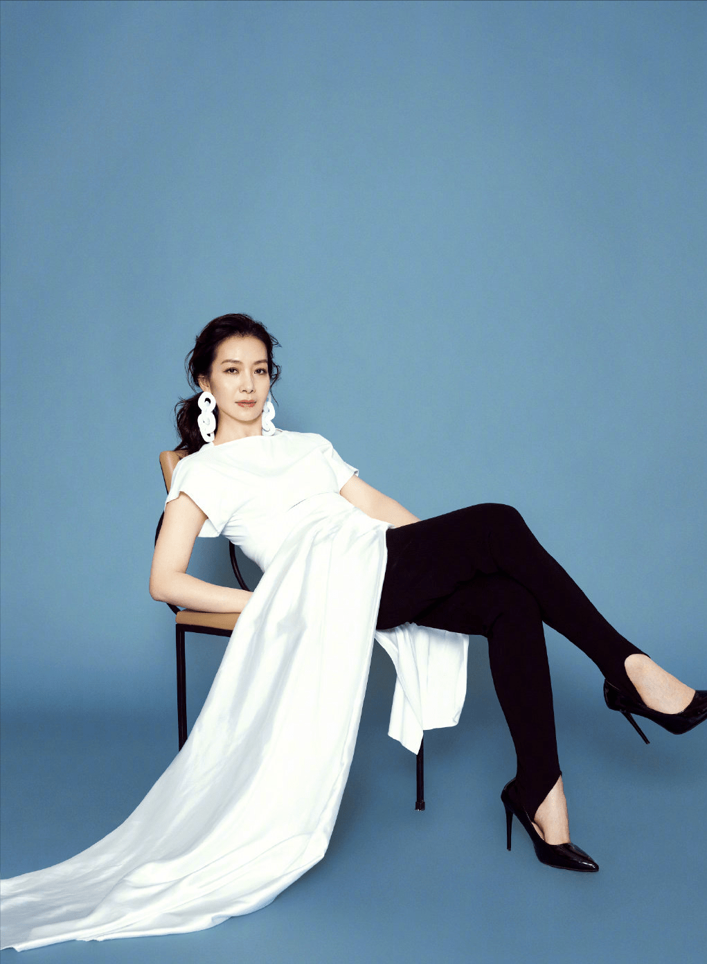 优雅的白色礼服裙搭配黑色的踩脚裤,"裙 裤"的穿法简单又高级,既可以