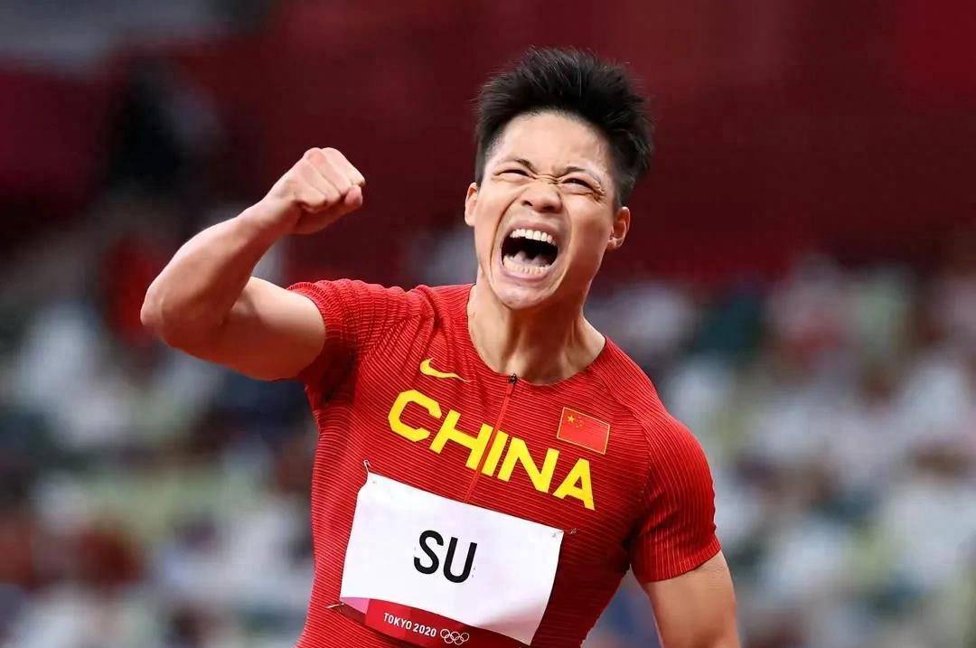 苏炳添是2021年东京奥运会上以惊人的成绩刷新亚洲纪录并闯入百米决赛