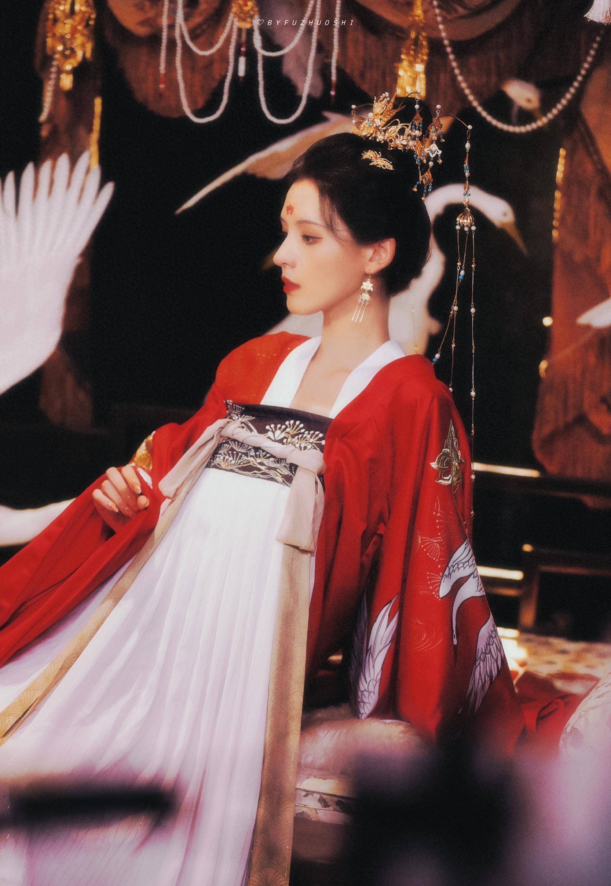 张予曦穿上"汉服",仿佛穿越回了古代,像是端庄高贵的公主_造型_颜色